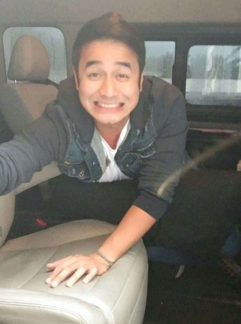 HukbongJM's tweet photo. madaling araw pa sha gising.. pero yung energy umaapaw at kagwapuhan lumilitaw pa din! @1migueldeguzman 
we love you!

#ShadowDaysAreOverJM 
#JMxRKXentroMallTour https://t.co/h6jaU7HSxH