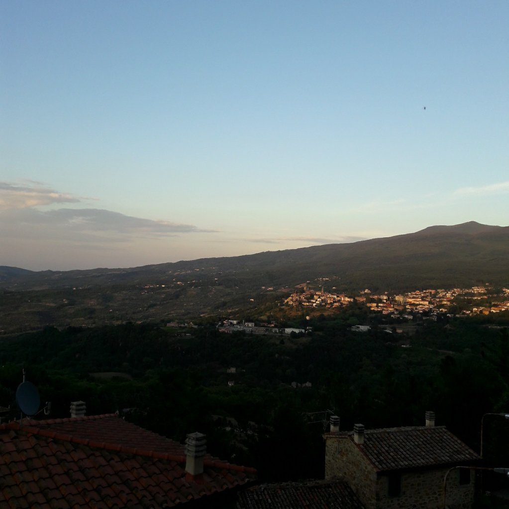 L'Amiata e Castel del Piano visti da #Montelaterone; più precisamente dall'edifiico che ospitava le scuole elementari e che oggi è sede dello spazio culturale ALA SINISTRA, in cui si allestiscono spesso mostre. Attualmente #ALASINISTRA ospita la mostra "Gente di Montelaterone".