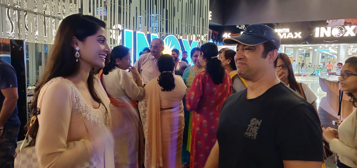 ninadkamat_'s tweet photo. Last night at the screening of @31DivasFilm starring a very dear friend @ReenaAggarwal  .  #ReenaAsMeeraInCinemasNow go watch the movie now!! Fabulously directed by Ashish Bhelkar and amazing acting by Reena Aggarwal, Mayuri Deshmukh @shashank_ketkar . All the best to you guys! https://t.co/20vy2O81rZ