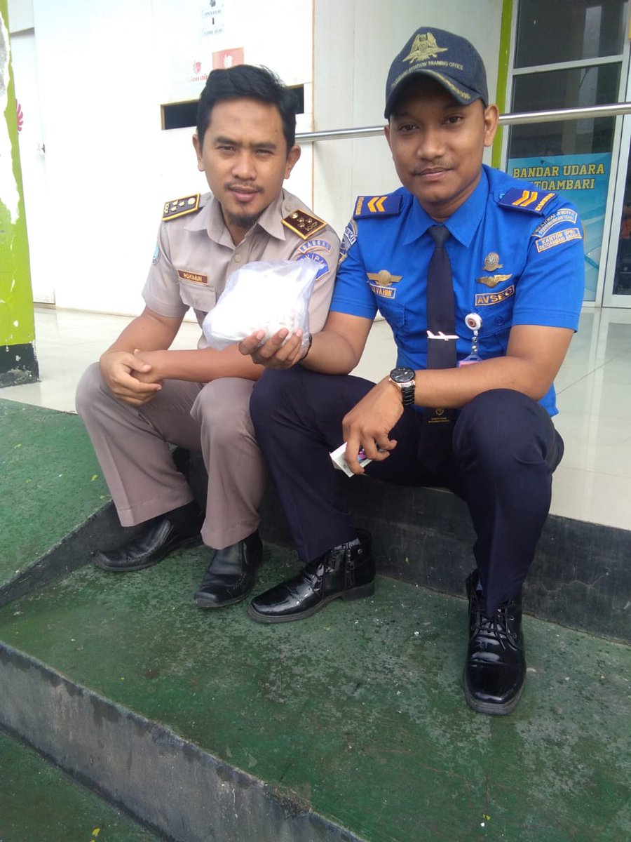 BadanMutuBaubau's tweet photo. 21.07. #SelaluSIAGA dan selalu solid bersama petugas Avsec Bandara Betoambari Baubau #SemakinSolid #OneHealthKIPM @HumasBKIPM @rinajanwar2201 @arsal_azis @RokiSaja https://t.co/RIpR3SzYS9