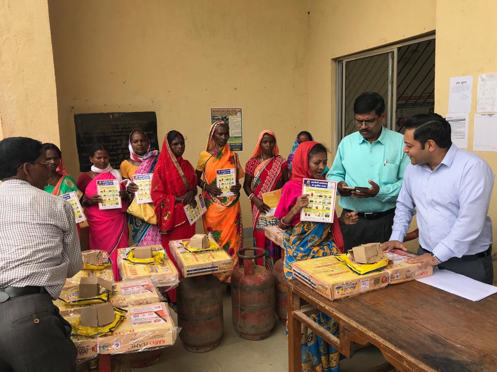 ujjwalaranchi's tweet photo. Distribution of Gas Connection and Stoves among the beneficiaries at Sonahatu block campus under PMUY

@cmojhr @DC_Ranchi @DDC_Ranchi @npgjas @IoclJharkhand @BPCLimited @HPCL @IndianOilcl @PMUjjwalaYojana https://t.co/jPsRH6Z9dG