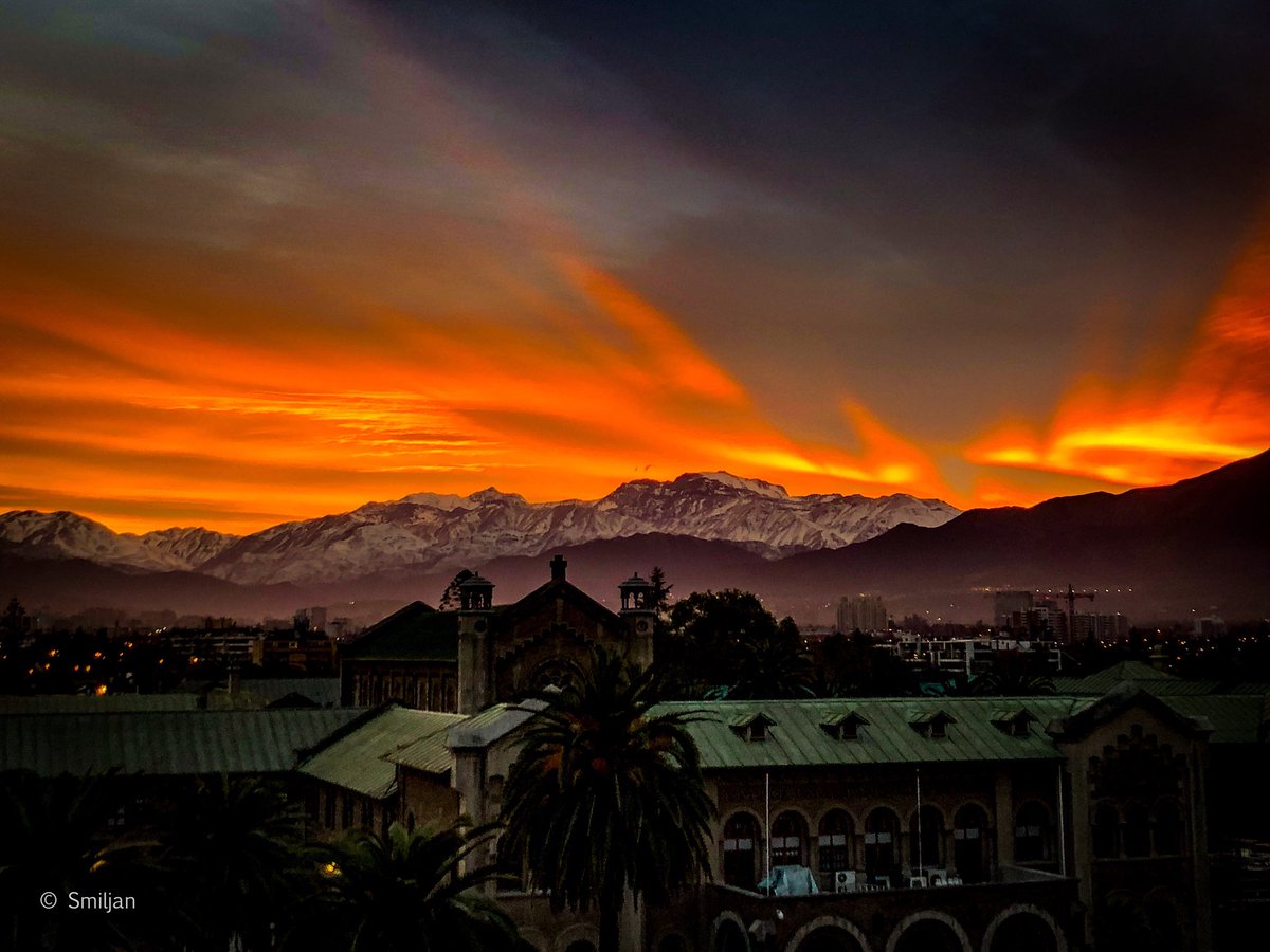 soastudi's tweet photo. Señores no madrugadores , les presento el amanecer de Santiago hoy .@santiagoadicto #iPhoneX https://t.co/MLaGOhWRSk