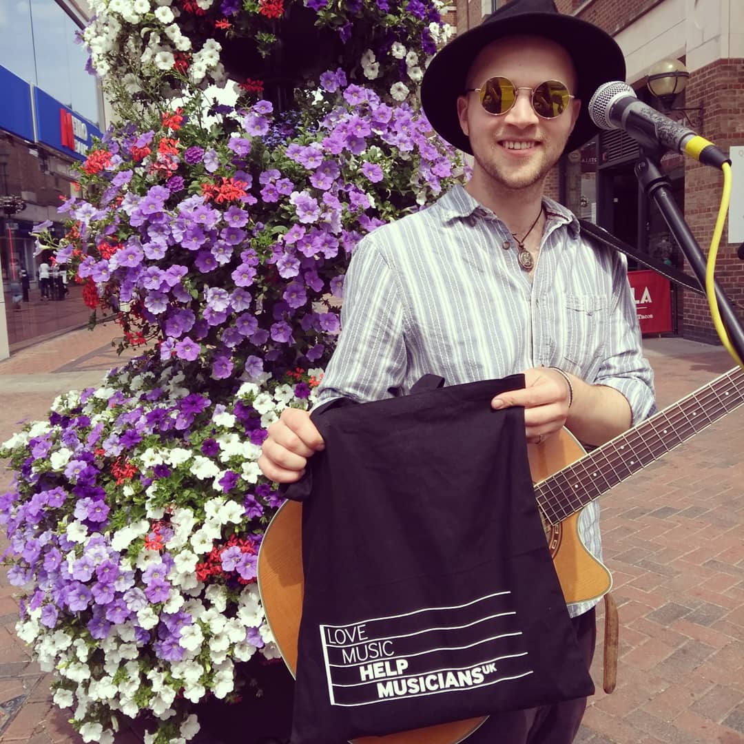 Dusted off my busking shoes for #InternationalBuskingDay to support @HelpMusiciansUK, thank you Watford for being so fun and generous 🎶🎙️🎸