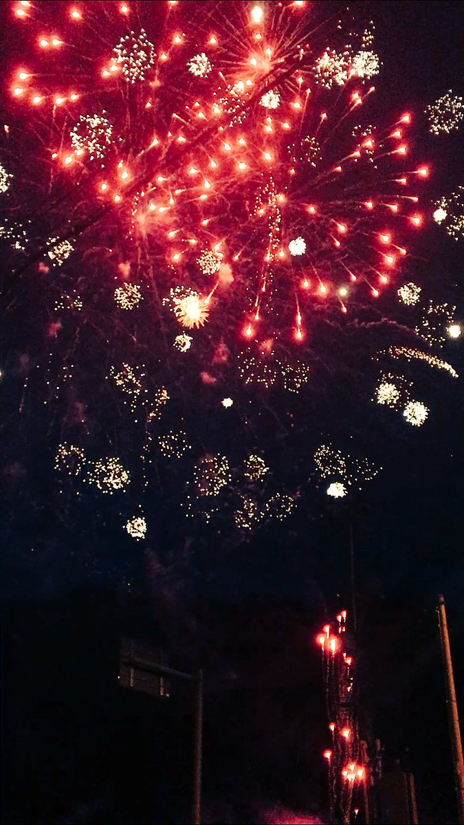実家の田舎のお祭で、今年初花火でした?
花火はいつ見ても宇宙みがあって良い...東京の花火大会は人混みが怖くて行ったこと無いので1度行ってみたい... 