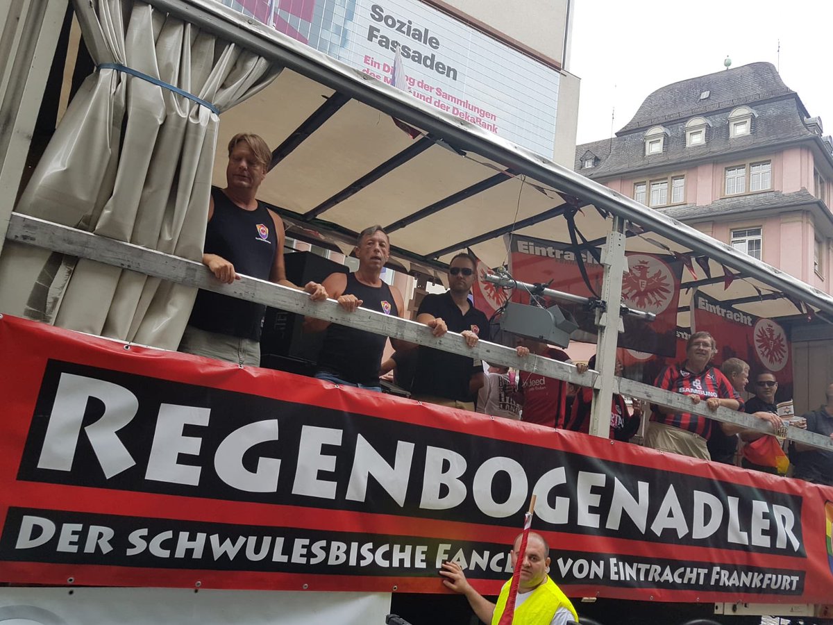 Eintracht Frankfurt On Twitter Der Efc Regenbogenadler Halt Auch Beim Diesjahrigen Csd In Frankfurt Die Eintracht Flagge Hoch Unitedcolorsoffrankfurt Https T Co 2jfddoe0ry