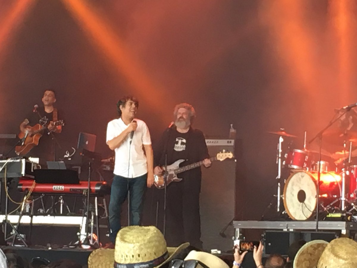 Castavetoficial's tweet photo. Es un puntazo que @ivanferreiro se haya pillado a Karl Marx para tocar el bajo en #atlanticfest @atlanticfest https://t.co/y7jRMLbJmT