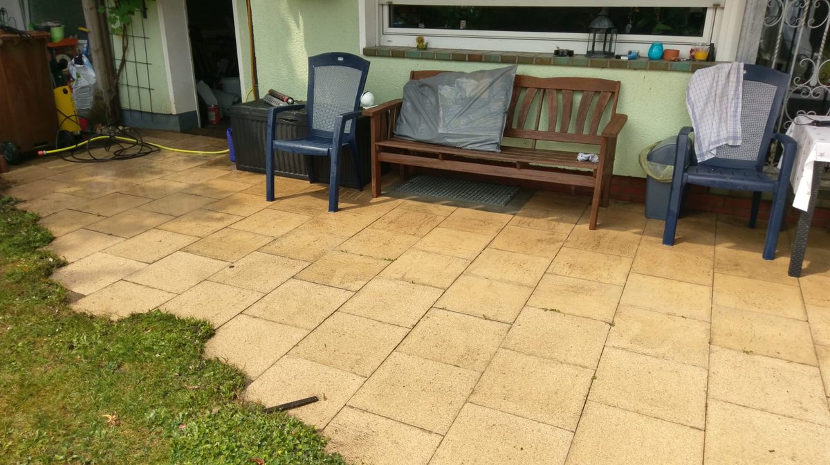 JannySparrow's tweet image. Der gute @C0MM4ND3RatWAR hat heute unseren Balkon und anschließend die Terrasse meiner Mama sauber gemacht. Ich finde das Ergebnis kann sich echt sehen lassen 😍 #Michiloben ❤️