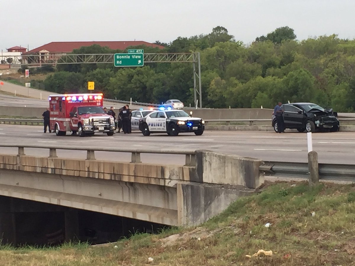 mikeforbeswfaa's tweet photo. A DPD motorcycle officer has been seriously injured after he was hit by a car I-20 EB at Bonnie View. The officer was transported to Baylor Hospital. EB I-20 at Bonnie View remains closed while DPD investigates. https://t.co/mjRR3rjuGF