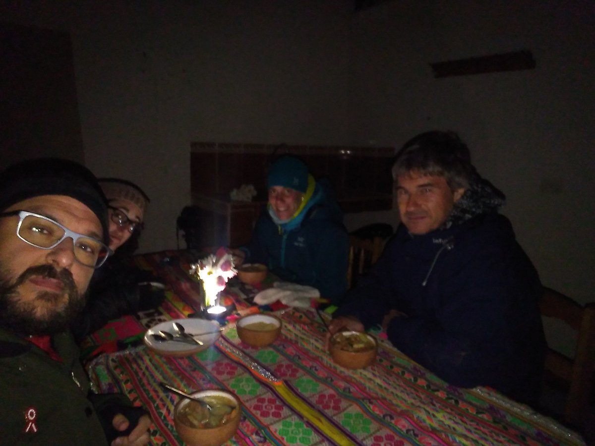emil_lab's tweet photo. Dos días en las montañas con más proyectos, durmiendo en un hotel indígena, sin luz ni agua, pero nos lo pasamos genial. Una experiencia única. Nos llegó a nevar. #Urubamba2018 https://t.co/wIODhkOurj https://t.co/MKGUMuxPOD