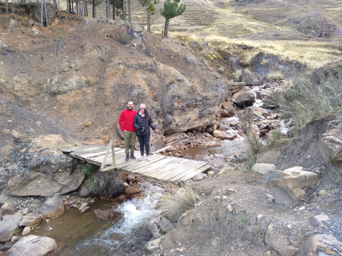emil_lab's tweet photo. Dos días en las montañas con más proyectos, durmiendo en un hotel indígena, sin luz ni agua, pero nos lo pasamos genial. Una experiencia única. Nos llegó a nevar. #Urubamba2018 https://t.co/wIODhkOurj https://t.co/MKGUMuxPOD