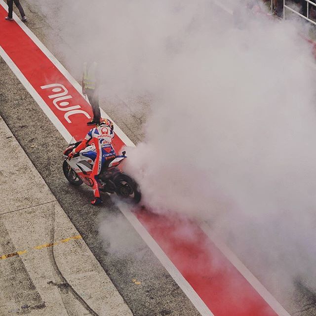 virnakai's tweet photo. The Ducati Race of Champions was called because of rain. That didnβt stop Miler from putting up a show before he goes back to the garage. #wdw18 #indiaatwdw https://t.co/sFbp0BCjRY