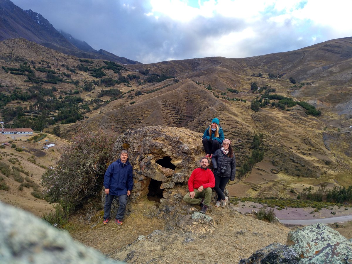 Dos días en las montañas con más proyectos, durmiendo en un hotel indígena, sin luz ni agua, pero nos lo pasamos genial. Una experiencia única. Nos llegó a nevar. #Urubamba2018 blogs.salleurl.edu/urubamba/
