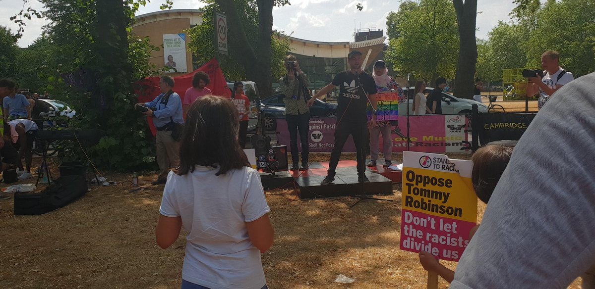 AntiRacismDay's tweet photo. Tom Holliday #McStriker #BFAWU gets the crowd galvanised on #UnityProtest opposing far right:
"In the @FastfoodRights #McStrike we organise as migrant workers, as black and white, as every creed or colour... And we have to oppose racist division... whose streets? OUR STREETS!" https://t.co/Rm2zT8DrJ4