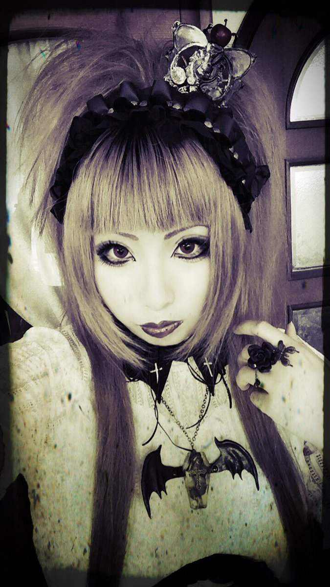 タダヰマ…†暗黒微笑 暑いからハーフアップにしようと思っていて 久々に