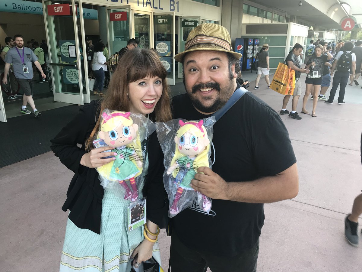 Trying to steal merch from the amazing <a href="/DaronNefcy/">Daron Nefcy</a> !!! #comiccon2018