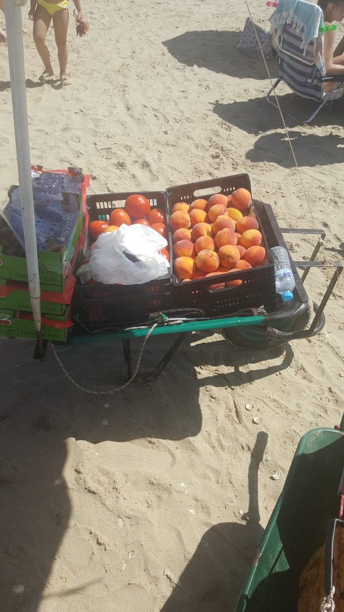 pabloojedaj's tweet photo. Tomaba tranquilamente el solecito en la playa (IslaAntilla) cuando de repente....... Allí estaba.
Esto se llama promoción de la salud  y lo hace un chaval para ganarse la vida. OLE TÚ. https://t.co/QeosiJX9Zy