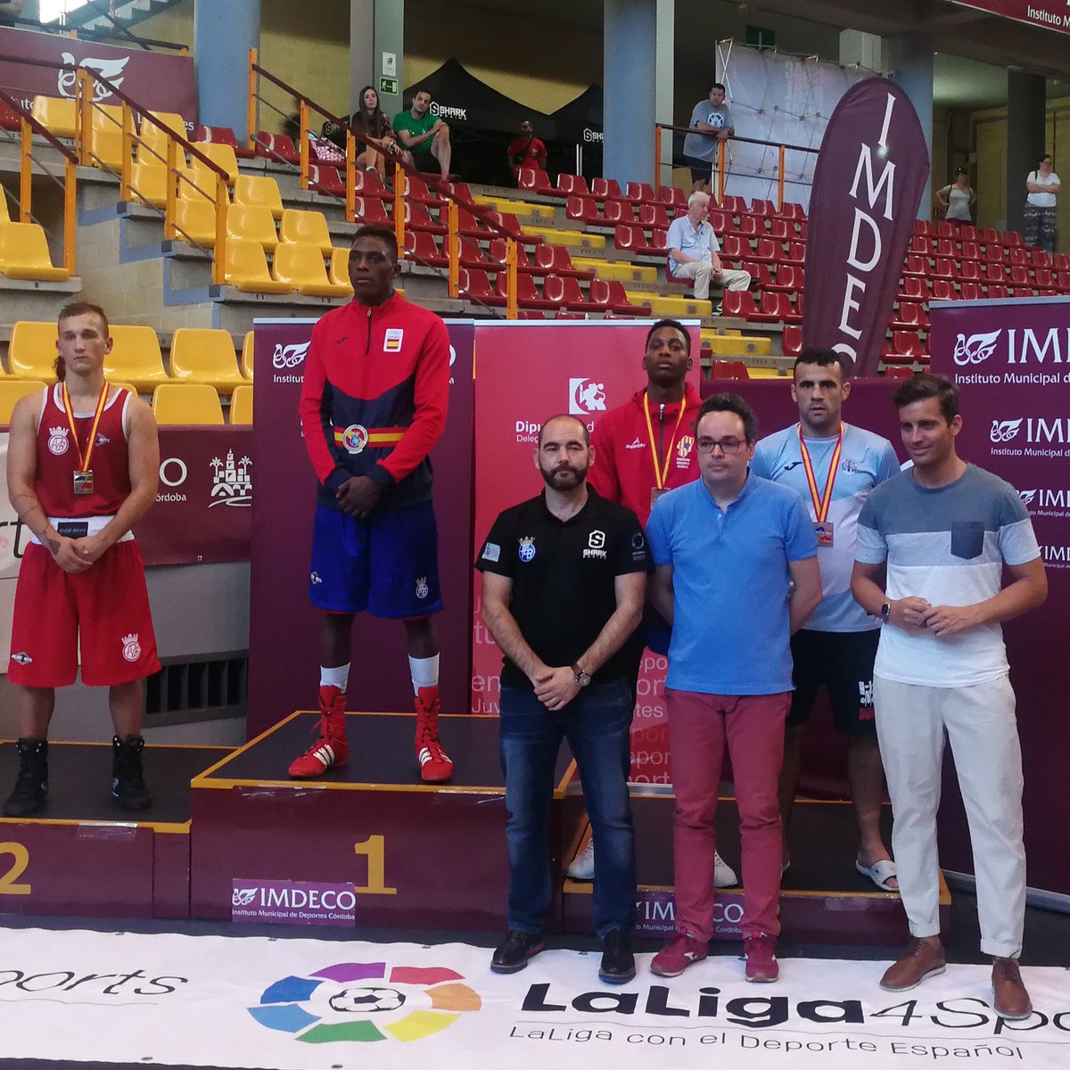 AaronTheThunder's tweet photo. Finalizamos otra temporada y aunque el resultado final no fue el del año pasado, las sensaciones fueron espectaculares. Bronce en los campeonatos de España. #teamthunder #concellodemarin #enceplansocialpontevedra #raysugarboxing https://t.co/RJ4vO7DUWN