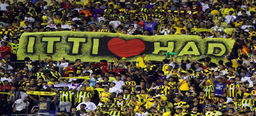 GoalSA's tweet photo. من هو الجمهور الأفضل بين هذين الناديين؟
جماهير الأهلي🔁
جماهير الاتحاد ♥ https://t.co/nJdqdKVG6N