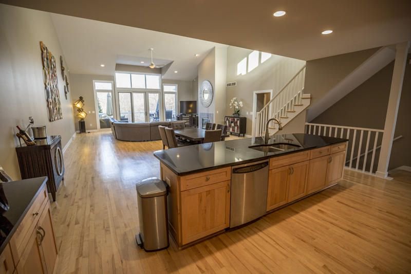 TheLienTeam's tweet photo. Luxury 2 🛏/2 full 🛁 condo in the heart of Brookfield 📍! Unit features a soaring ceiling &amp; den/office loft overlooking it al! Hardwood floors &amp; Maple 🍁 cabinetry throughout.

Check out our Instagram for more pictures! 📸

#dreamwithlien #thejefflienteam https://t.co/0G20OQOoJ1