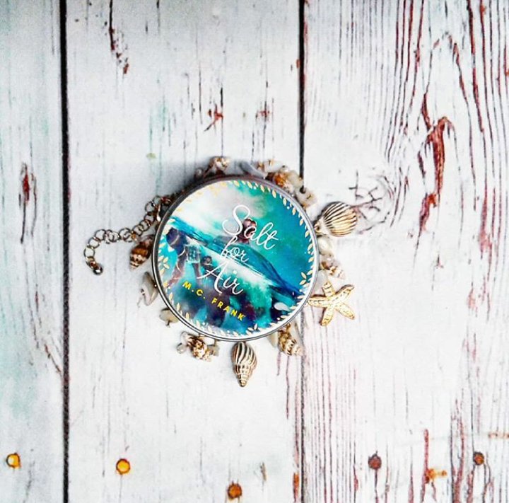 mcfrank_author's tweet photo. Are you excited for the cover reveal of Salt for Air on Thursday the 26th? I can't waitππ Here is a #bookishcandle featuring part of the cover art for #saltforair to celebrate the reveal. #amwriting #bookstagram https://t.co/AHyuX0ANii