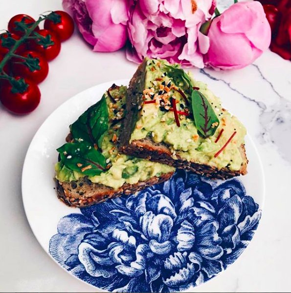 WalkingMatters's tweet photo. Pretty, pretty lunch! Avocado toast getting the royal treatment from @FeyginFoto today! @CaskataHome #wevegotyourplates 😎 😍 
#TabletopMatters 

#setthetable #serveitpretty #serveitwithstyle #peonies #blueandwhite #blueandwhitechina #privatereception #avocadotoast #tabletop https://t.co/CCMexg7zV8
