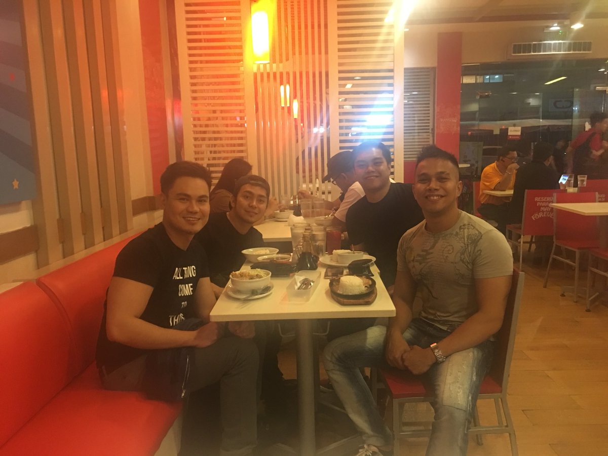 vhin2x's tweet photo. Dinner with dota2 friends... #dinner #goodah #metrowalk #bonding #goodfriends https://t.co/X17uEXSoKp