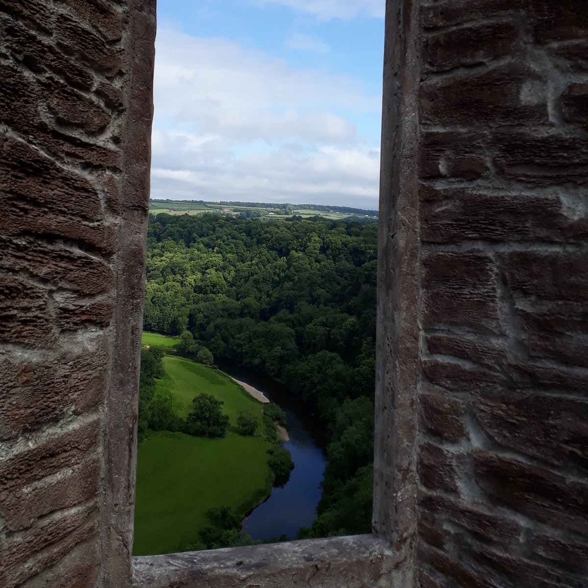 Beautiful film set frame on Symonds Yat rock, don't know how long it'll be there but it sure does make for a stunning framed picture. Come and join us at Ross Walking Festival this September for more stunning views. #RWF2018 #rosswalkingfestival #walkersarewelcome #GetOutside