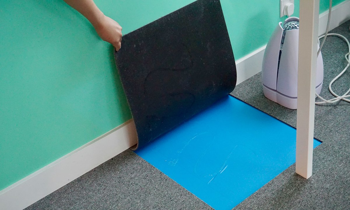 guardiancities's tweet photo. A sticker placed under carpet boosts good energy in a business: how feng shui still shapes Hong Kong https://t.co/pSj3WLvLdd https://t.co/ku9pDK1qMM