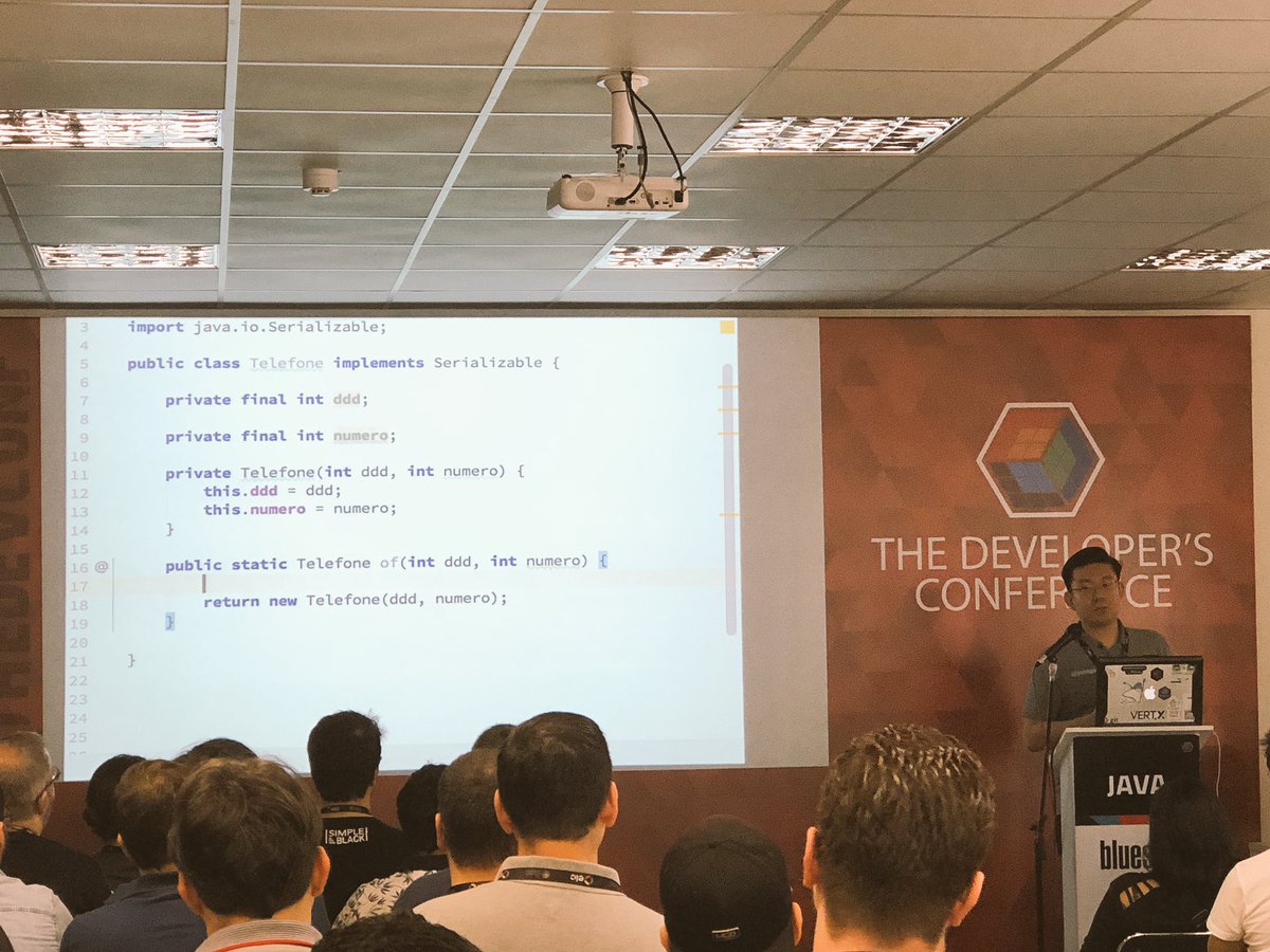 eliasnogueira's tweet image. @yanaga falando sobre “Revendo Effective Java em 2018” com muito código na #TrilhaJava do #TheDevConf
@rhdevelopers @RedHatBR