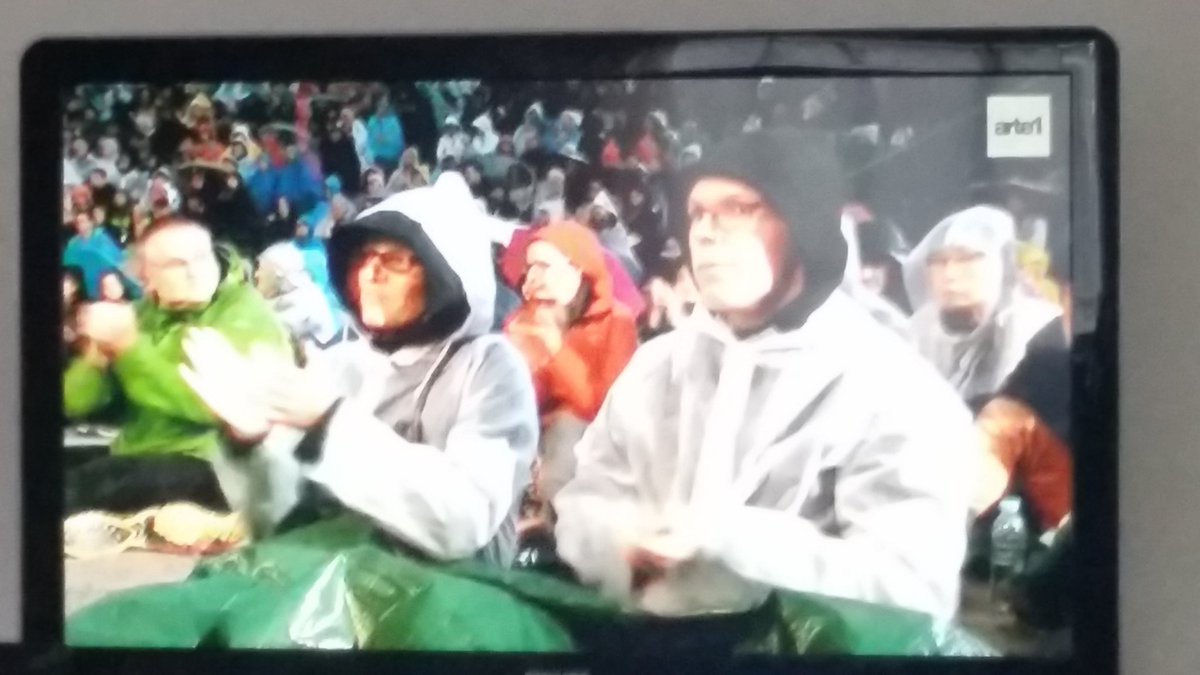 Martinezemanuel's tweet photo. Assistindo o concerto da Filarmonica de Berlim ao ar livre no canal ARTE 1 com Dudamel. Fico impressionado ao ver que chove copiosamente no local, mas o público está todo coberto com capas, cobertores e guarda chuvas sem arredar o pé. Isso é que é amor por sua orquestra. https://t.co/R37WBUYuMz