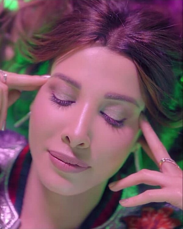 _Nancy9_'s tweet photo. @NancyAjram 
عـايـشـة في حـبك أنا.. 😍
أجمـل يومـيـن إحـساس..
وإن قـلـت أنا بعشـقك.. 💖
ده مش كلام وخـلاصً👌 https://t.co/d76sJQthWS