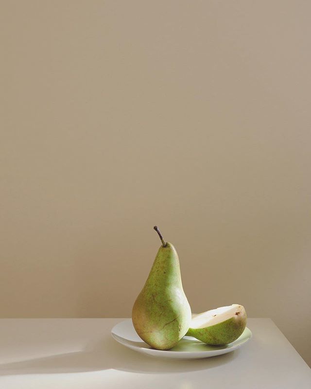 NuraanAckers's tweet photo. Pears, photographed in the morning sun. Been taking advantage of the sunshine that will inevitably disappear come September.
.
.
#stilllife #stilllifephotography #getminimal #lightplay https://t.co/xuKJcWGG1J https://t.co/w4oO8IryGN
