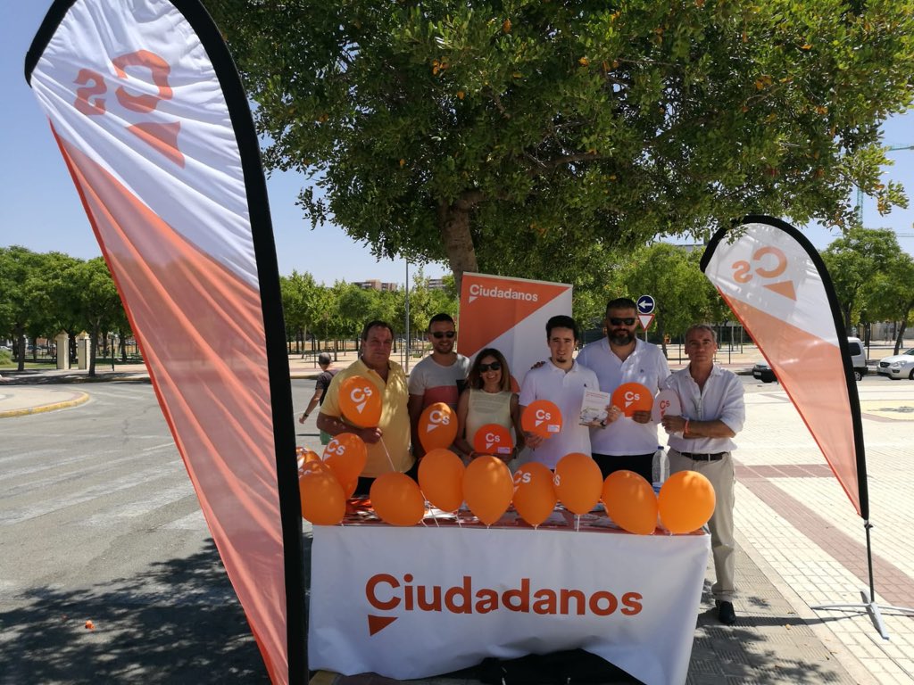 CsDosHermanas's tweet photo. Hoy @CsDosHermanas ha estado nuevamente llevando el #mensajenaranja por los rincones de #montequinto ,ciudadanos y comerciantes de la zona con los que hemos pasado la mañana. Hay #equipo #ganas e #ilusion 🍊🍊🍊!! https://t.co/fadw4IVMHt