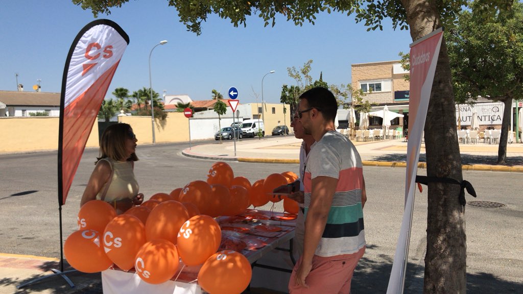 CsDosHermanas's tweet photo. Hoy @CsDosHermanas ha estado nuevamente llevando el #mensajenaranja por los rincones de #montequinto ,ciudadanos y comerciantes de la zona con los que hemos pasado la mañana. Hay #equipo #ganas e #ilusion 🍊🍊🍊!! https://t.co/fadw4IVMHt