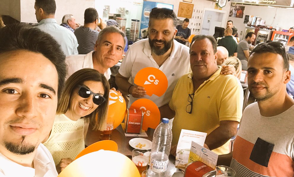 CsDosHermanas's tweet photo. Hoy @CsDosHermanas ha estado nuevamente llevando el #mensajenaranja por los rincones de #montequinto ,ciudadanos y comerciantes de la zona con los que hemos pasado la mañana. Hay #equipo #ganas e #ilusion 🍊🍊🍊!! https://t.co/fadw4IVMHt