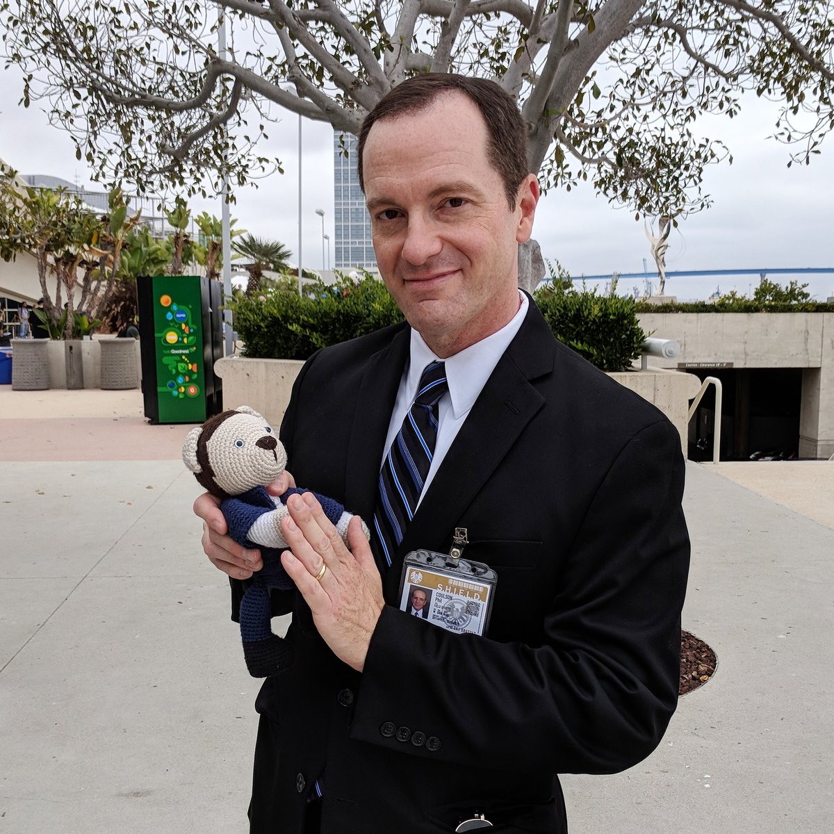 BearofCoul's tweet photo. My minion Daisy @iamwintermute took me to #SDCC to meet... me??? π€π» well, I'll high-five him anyway. He seems alright.
π· @iamwintermute
Coulson: @coulsonandkids
#Philbear #SDCC2018 #AgentsofSHIELD #crochet #creaturecreations @AgentsofSHIELD @Marvel https://t.co/G5H8ojSA2G