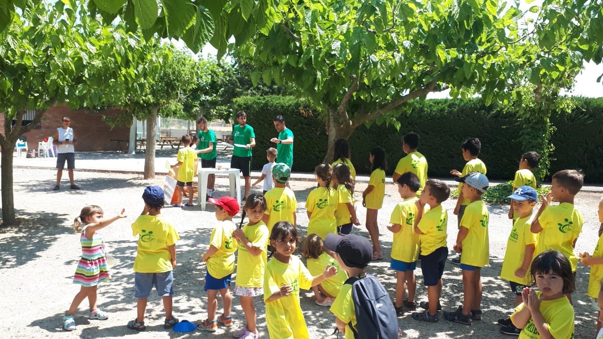 sportactiu's tweet photo. Els participants recollint els obsequis i diplomes a La Festa de les Estades’18 #estades #lesborgesblanques https://t.co/7pexdSjC96
