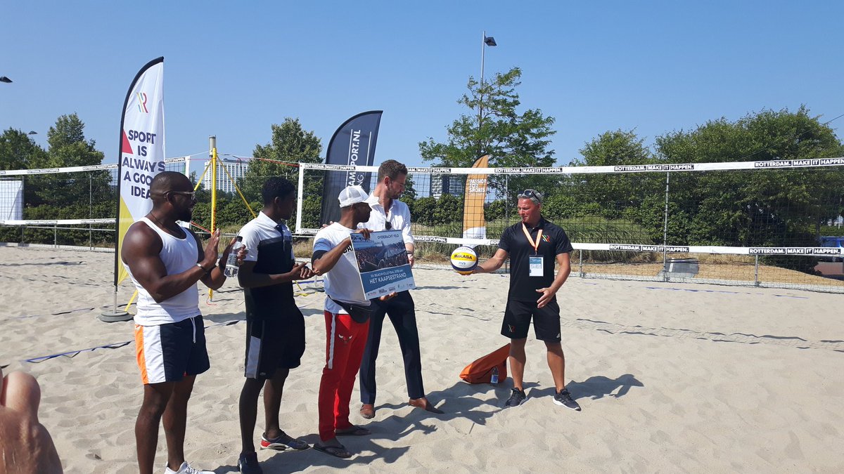 Na het <a href="/EuroBeach2018/">DELA European Championship Beach Volleyball 2018</a> kan je op Katendrecht beachvolleybal bliven spelen. Mooi initiatief van het project Kaapsestrand van Lorenzo Elstak en de bewoners. Wethouder Sport <a href="/SvendeLangen/">Sven de Langen</a> reikte de cheque voor een veld uit. #legacy #makeithappen <a href="/Sportstad/">Rotterdam Sport</a> <a href="/sportbedrijf010/">Sportbedrijf Rotterdam</a>