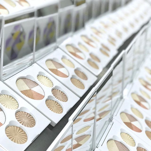 OFRACosmetics's tweet image. #FactoryUpdate: we've been poppin' pans in left and right all week. Get those shopping carts ready, The Glow Up palette launches at 1 PM EST✨ ift.tt/2uF8m6q