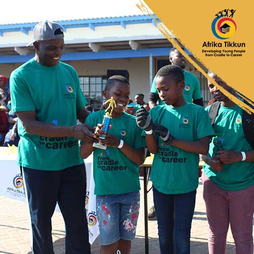 AfrikaTikkun's tweet photo. There’s more; we had the pleasure of sharing the day with the Boxing legend, Thulani “Sugarboy” Malinga, who joined in the fun by giving out prizes to the winning teams.”
#AfrikaTikkun #2018TalentDay #MandelaMonth #ChildYouthDevelopment https://t.co/hghgzEZUMA