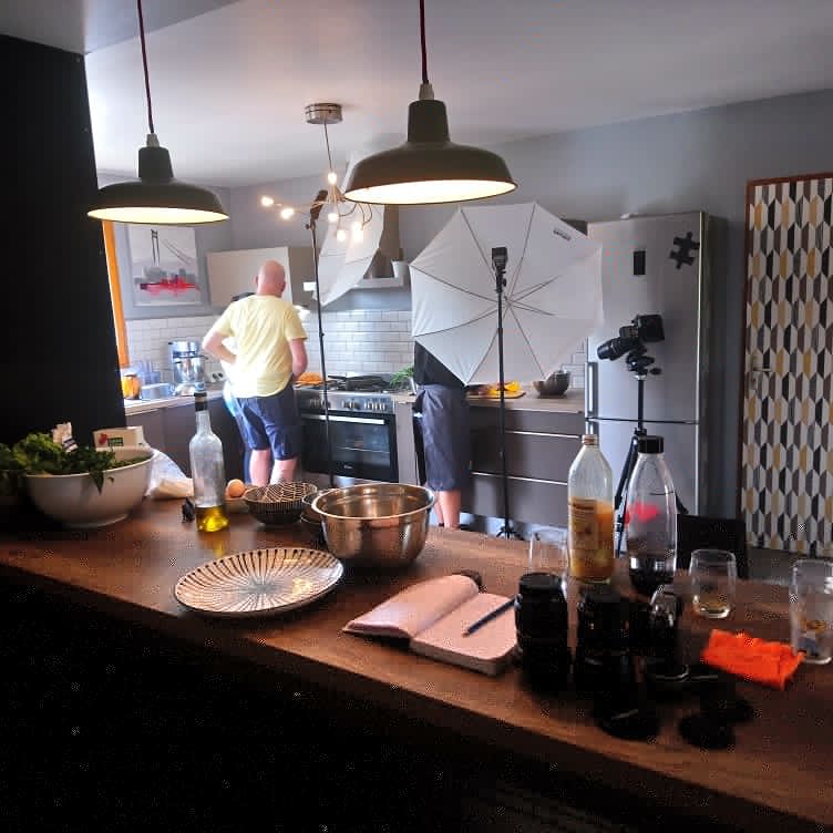 ThibaultWebdes2's tweet photo. Après midi shooting à la maison #traiteur #photo #bonnehumeur https://t.co/PoJoFYvA5V