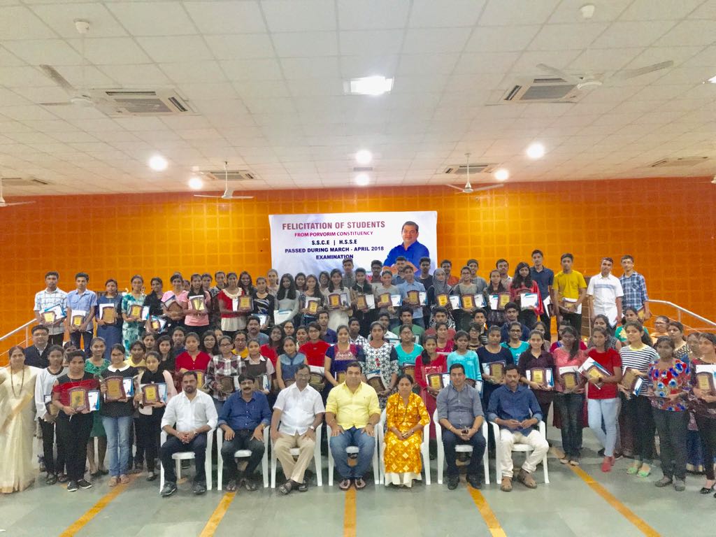 RohanKhaunte's tweet photo. Felicitated the bright young minds who completed their SSCE and HSSE from Porvorim constituency. I wish them the best of success in their future endeavors #FutureOfGoa #PorvorimRising https://t.co/qmMXxaWwih