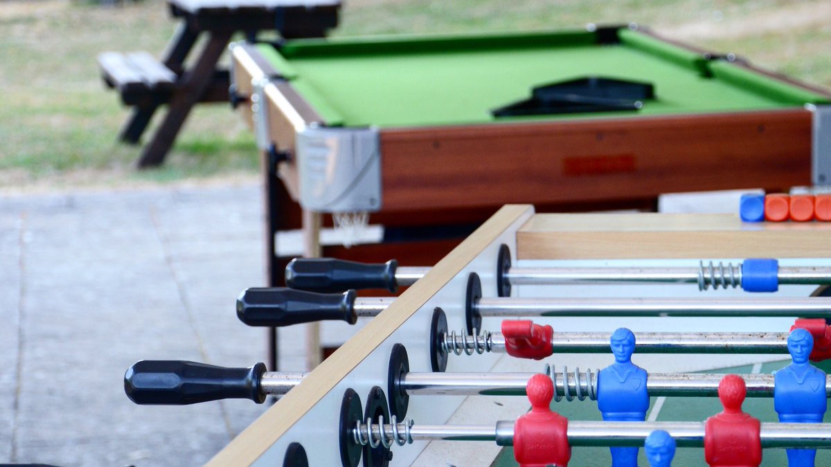 It’s the Summer holidays and it’s time to spend time as a family. Our large garden is the perfect place to enjoy the sun together with our summer games areas too! Dine with us, call: 01572 747365 ⚽️🏓 #Rutland