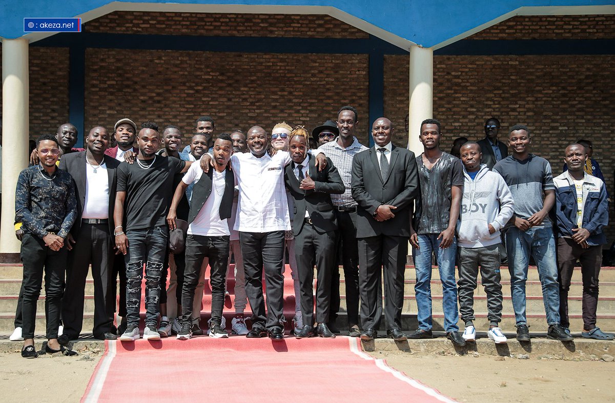 akezanet's tweet photo. Le Président de la République du #Burundi SE @pnkurunziza a pris la pose avec les musiciens burundais qui avaient participé à la séance de moralisation qu'il a animé ce matin à l'endroit des jeunes de la capitale. Une image qui fera date !

#akezanet #lesbeautesdecheznous #YOUTH https://t.co/wvBicIYVBJ