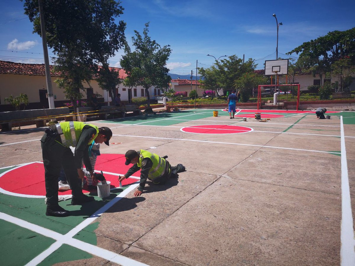 YESIDLADINO1's tweet photo. Hacemos un reconocimiento muy especial a @PoliciaStander y a la comunidad del corregimiento #LaFuente del municipio de #Zapatoca donde lograron el embellecimiento de un polideportivo en beneficio de nuestros niños y niñas.                         #SantanderSeguro https://t.co/4grz2kI2aG