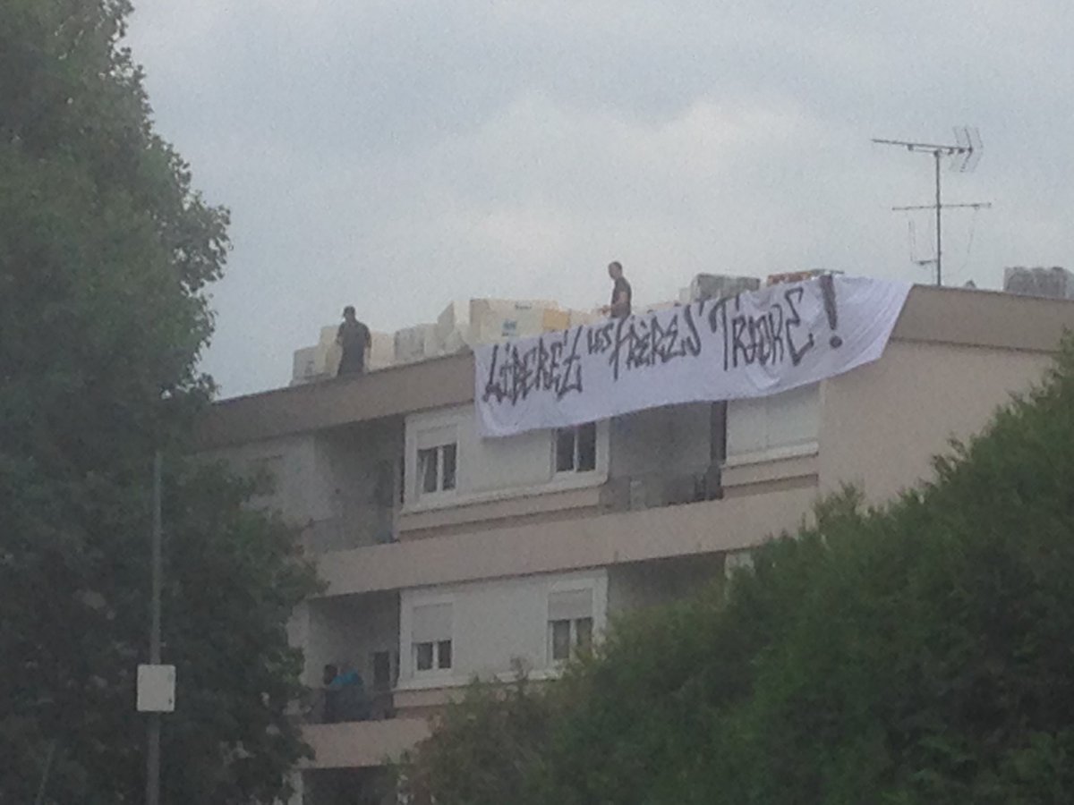 TristanGldbn's tweet photo. La #MarcheAdama est arrivée à #Boyenval. Une grande banderole, réclamant la libération des frères de #AdamaTraoré, a accueillie les manifestants. Un barbecue est proposé et les familles de victimes vont bientôt prendre la parole à La Tribune, où suivra un concert de soutien. https://t.co/4UnXsr9HO3