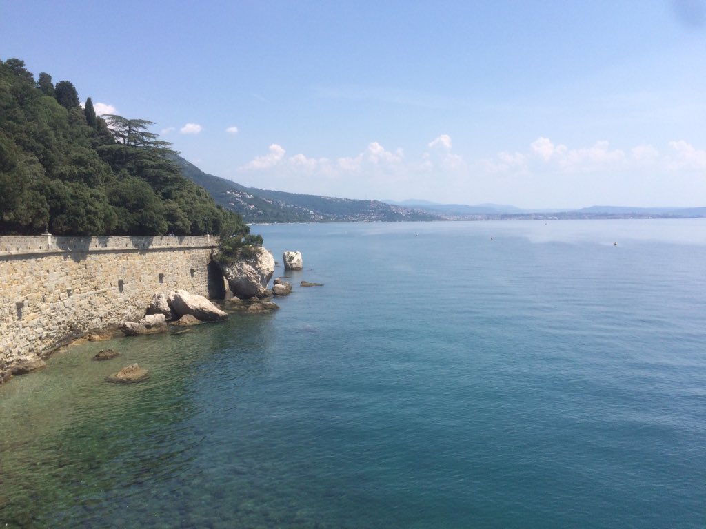 Lublan_SI's tweet photo. Terst je náš... A Miramar taky... #Trieste #Trst #Terst #Slovenia https://t.co/p2tctAgyGk