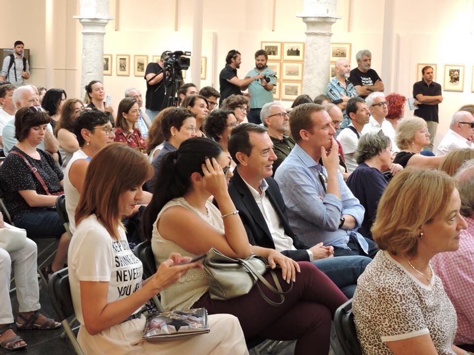 jcpereznavas's tweet photo. Mañana de cultura con el ministro almeriense del ramo, José Guirao, y el consejero Miguel Ángel Vázquez, en el Centro Andaluz de la Fotografía. En la exposición sobre Campos de #Níjar, con fotografías De Vicente Aranda sobre los viajes de Goytisolo en los años 60. #Almería https://t.co/2eoPkgPmgX