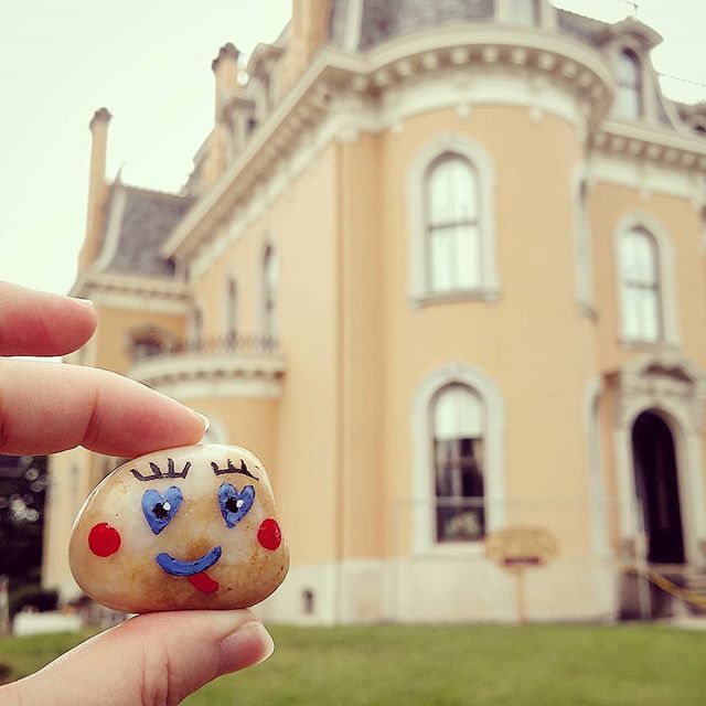 ChelseaMartin20's tweet image. And here is Lil' Guy outside the Culbertson Mansion! ift.tt/2O9eThJ