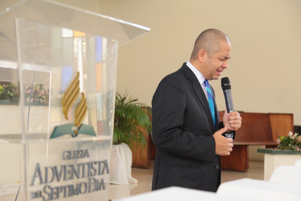 UVOriental's tweet photo. Así vivimos el #MomentoRETO en el #SábadoRETO : ➡️Enviamos msje de esperanza con nuestros 📲 y oramos por quienes recibirían dichas palabras de aliento.
Caracas se convirtió en el “epicentro” de la DIA ya que contamos con el apoyo de Abel Márquez para este momento. #FestComUVO https://t.co/u77vYliTnv